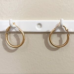 simple hoop earrings | gold